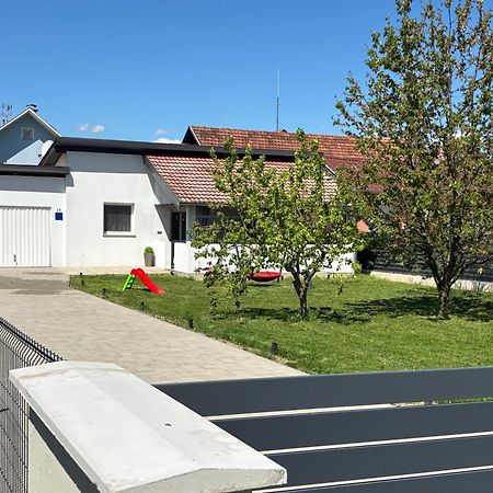 Apartmán Kod Dide - Entry With Pin 0-24H Slavonski Brod Exteriér fotografie