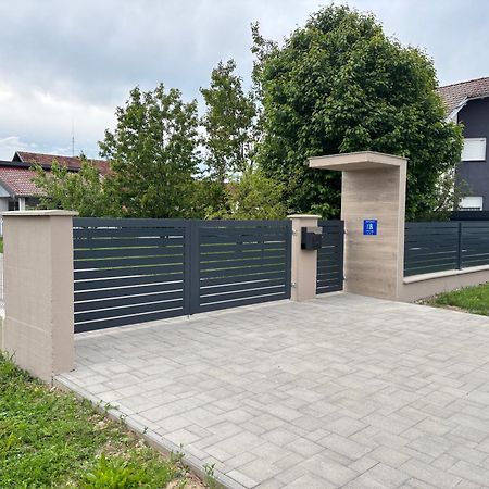Apartmán Kod Dide - Entry With Pin 0-24H Slavonski Brod Exteriér fotografie