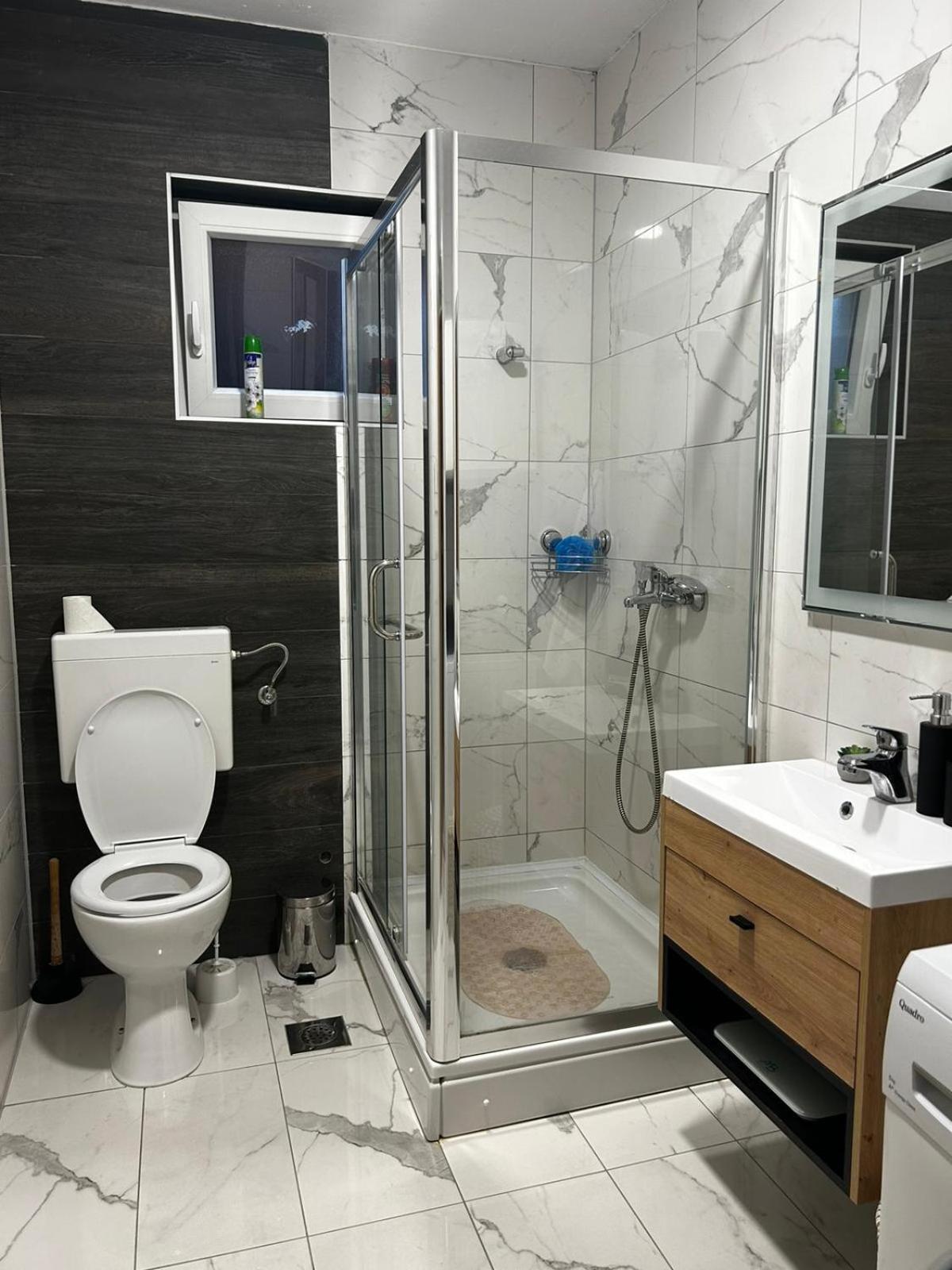Apartmán Kod Dide - Entry With Pin 0-24H Slavonski Brod Exteriér fotografie